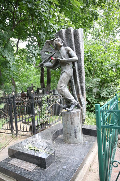 Памятник клоуну Леониду Енгибарову на Ваганьковском кладбище