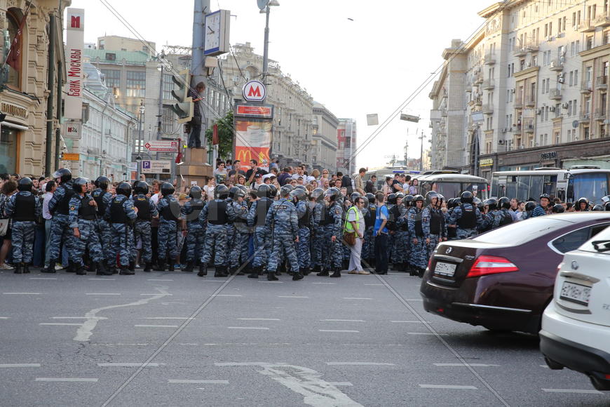 Митинг в защиту Навального, омон, толпа