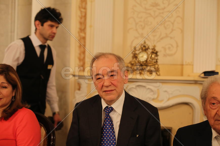 Грустный Айрапетян