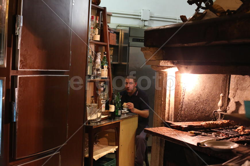 Ресторан "Помидор". Сотрудник ужинает.