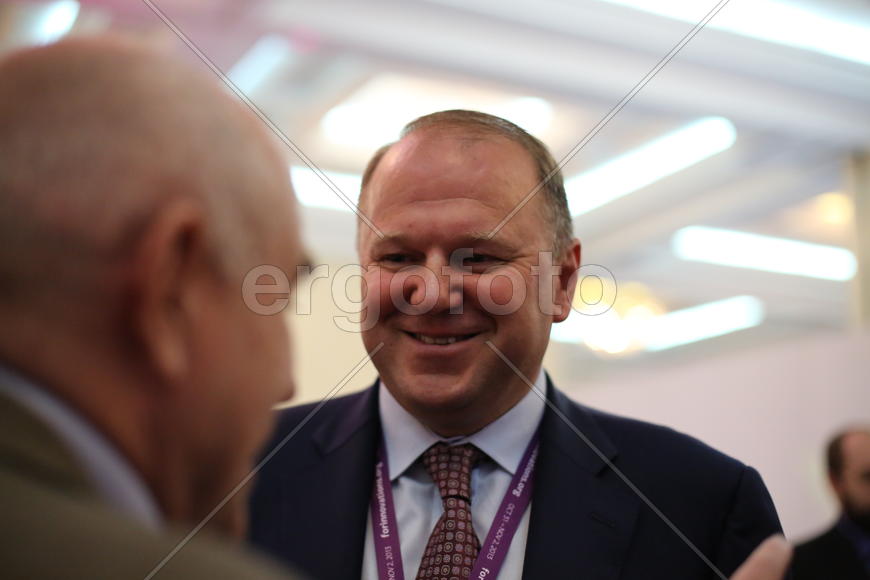 Николай Цуканов улыбается