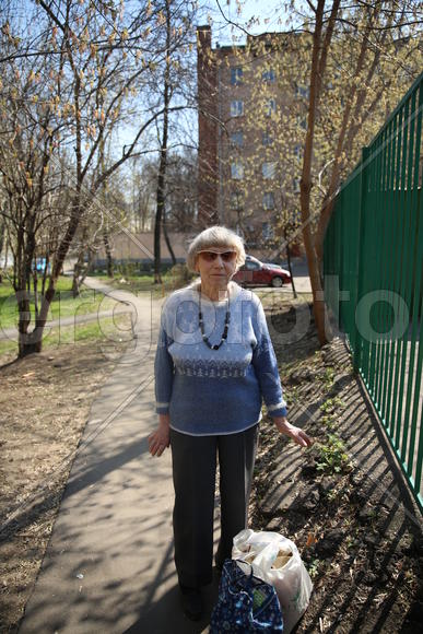 Фетисова Тамара Васильевна кормит кошек