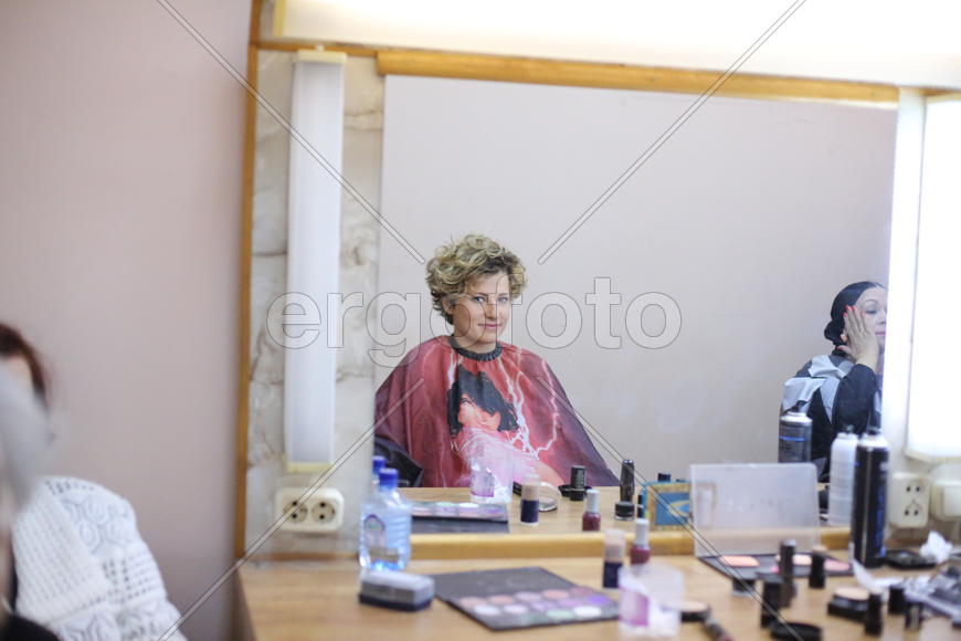 Ольга Ростоцкая гримируется