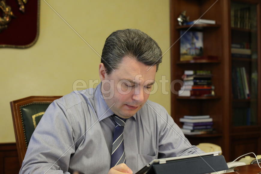 Префект в кабинете