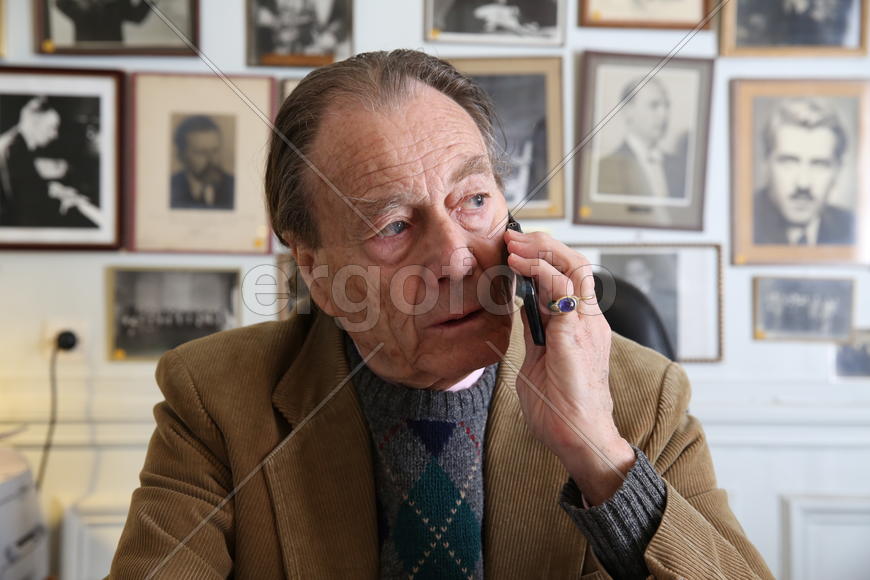 Телефон и компьютер всегда с ним.