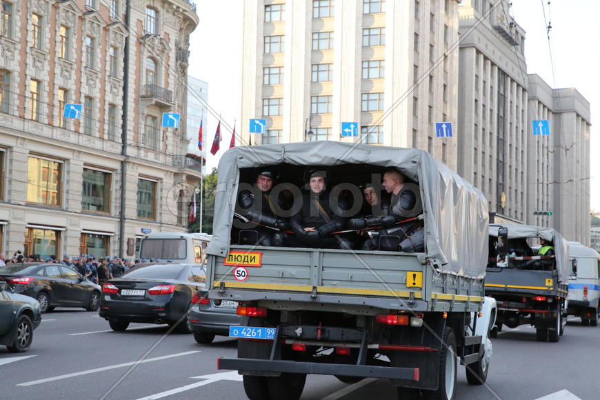 Митинг в защиту Навального, грузовик с омоновцами