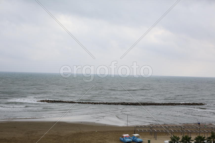 Море, оно большое.