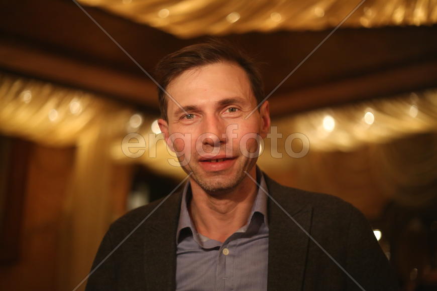 Помогаю другим.