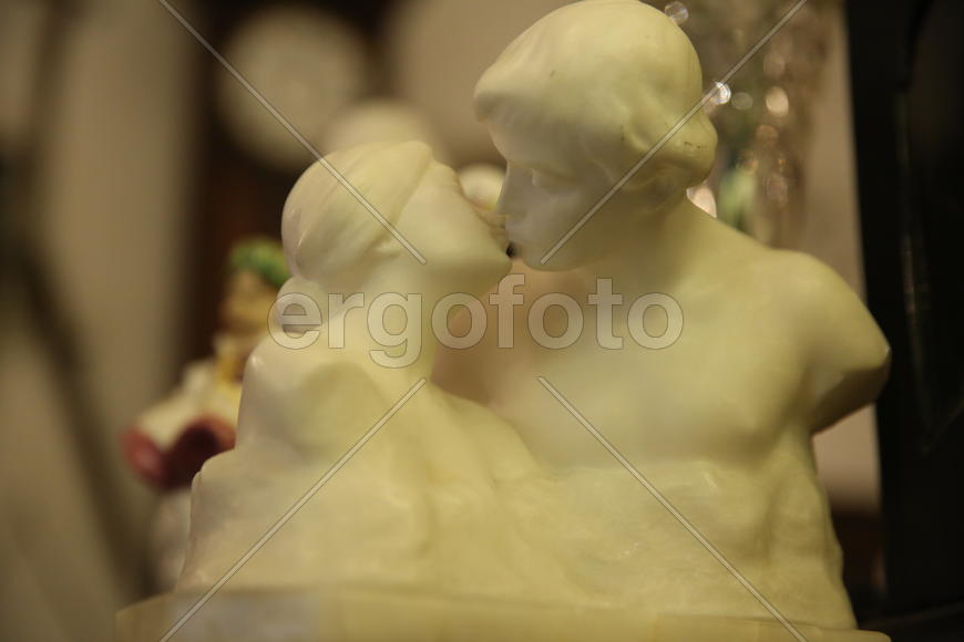 Поцелуй. Магазин антиквариата