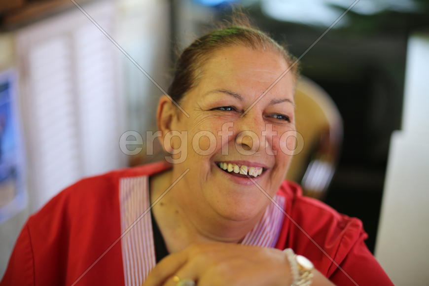 Хозяйка уличного кафе