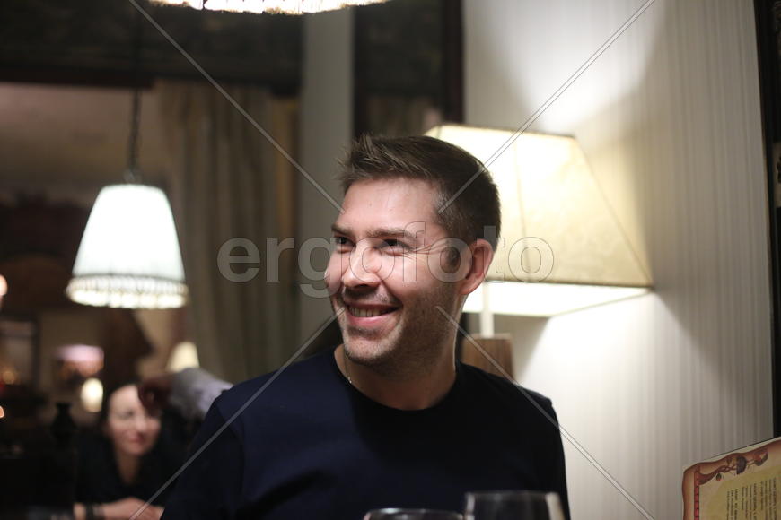 Трухин улыбается