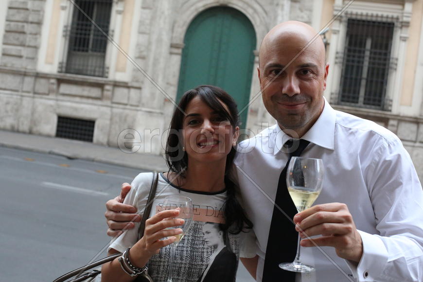 Двое любят друг друга.