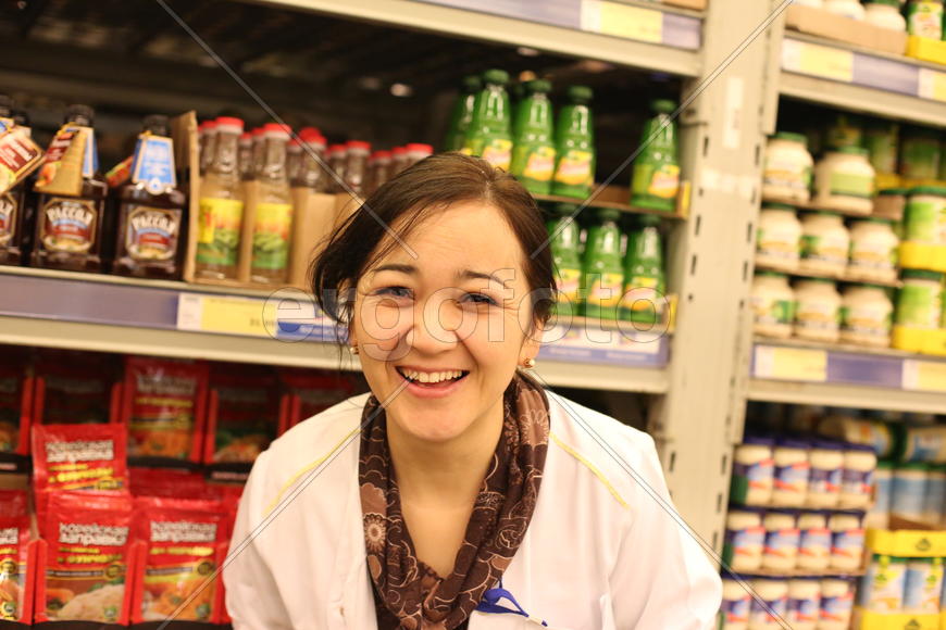 Сотрудница магазина Метро