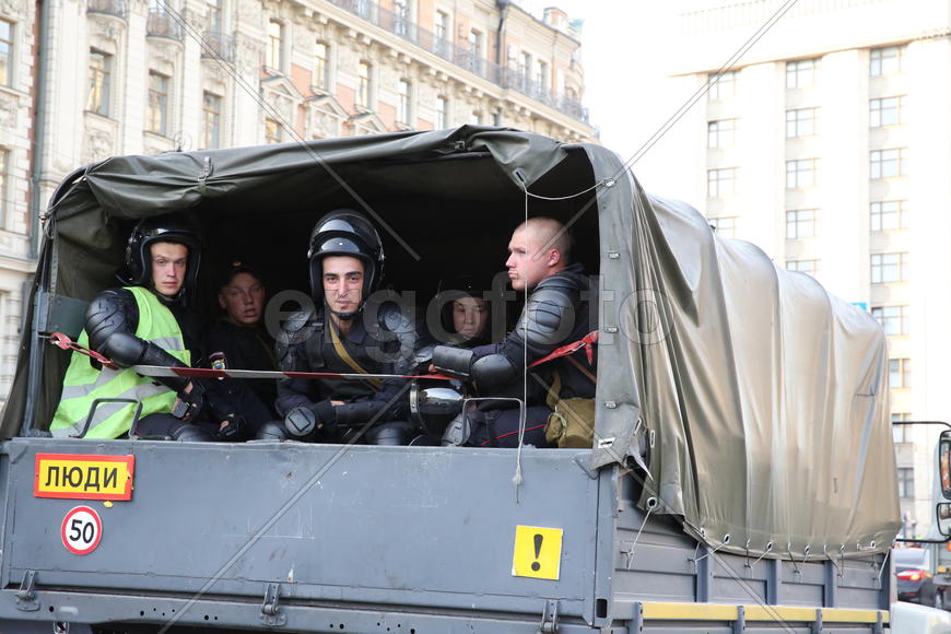 Грузовик с омоновцами