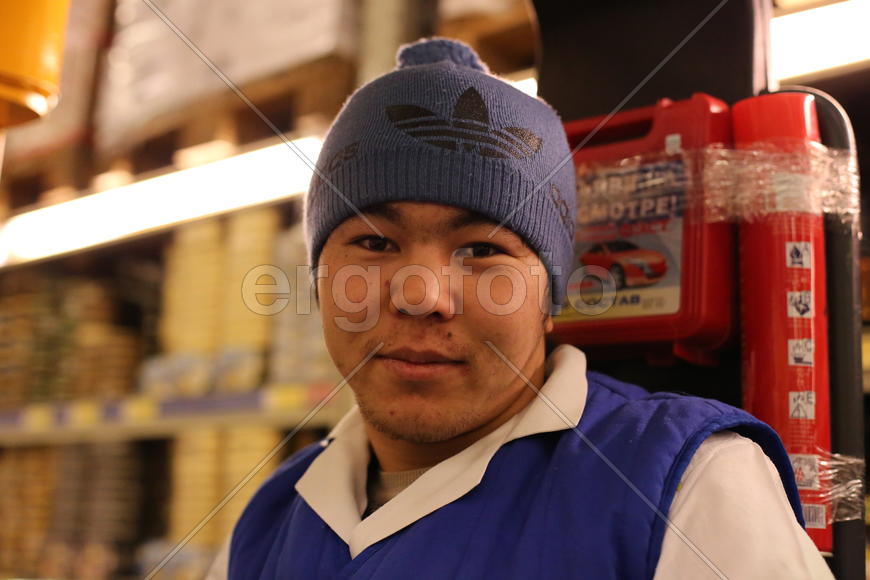 Сотрудник магазина Метро