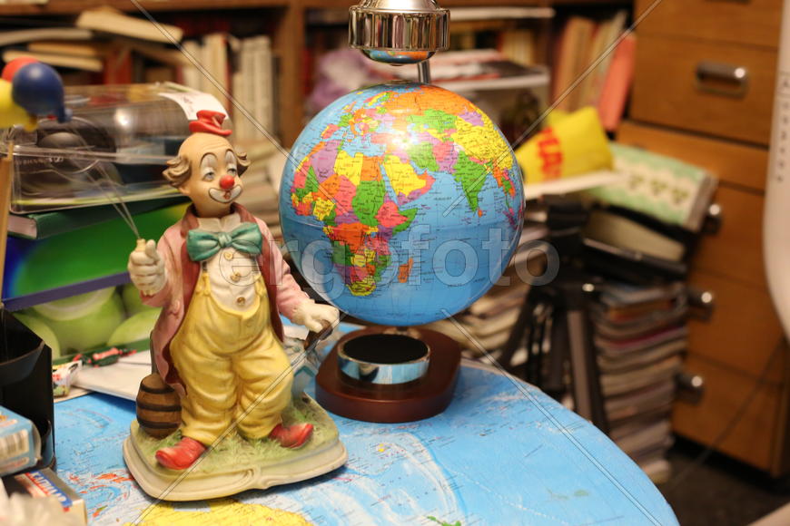Клоун и глобус на столе