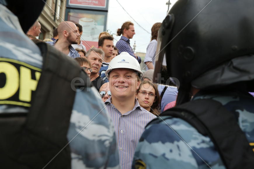 Человек в каске на митинге