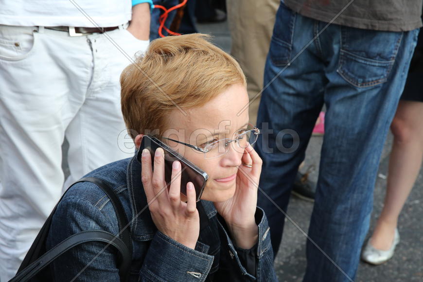 Женщина с телефоном, митинг