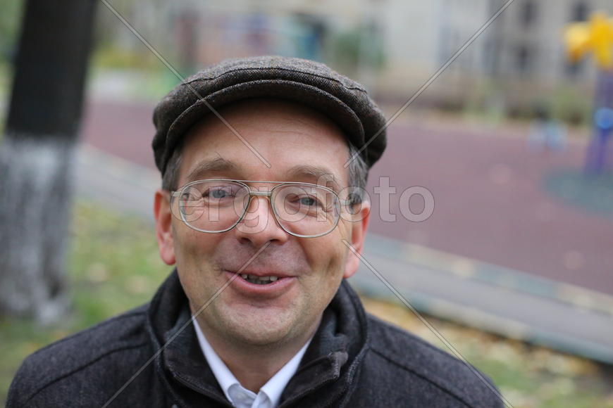 Батырев улыбается