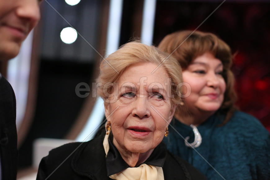 Инна Макарова позирует