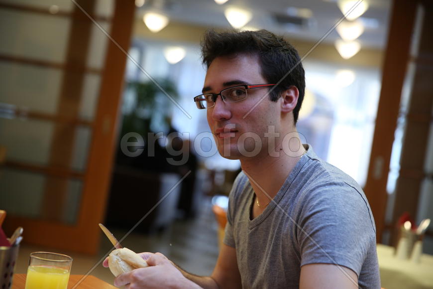 Человек в кафе