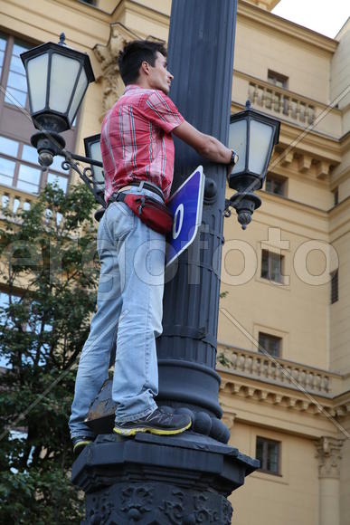 Человек на фонарном столбе