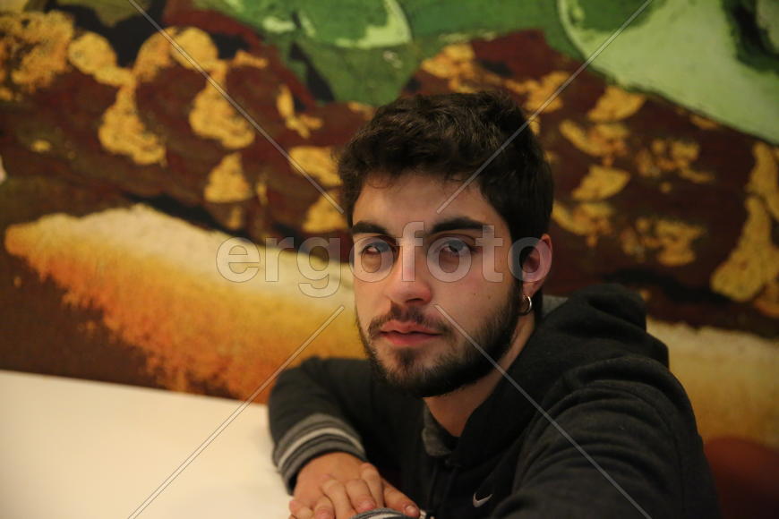 Друг в ночной пиццерии