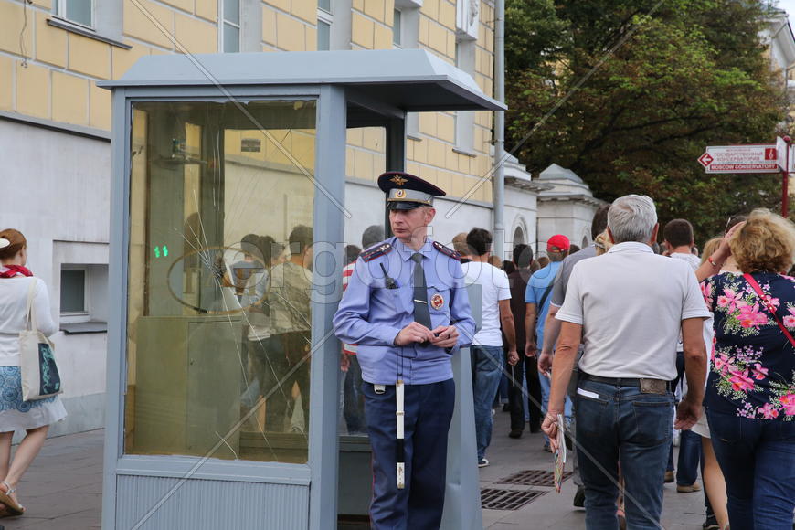 Митинг в защиту Навального, полицейский, люди