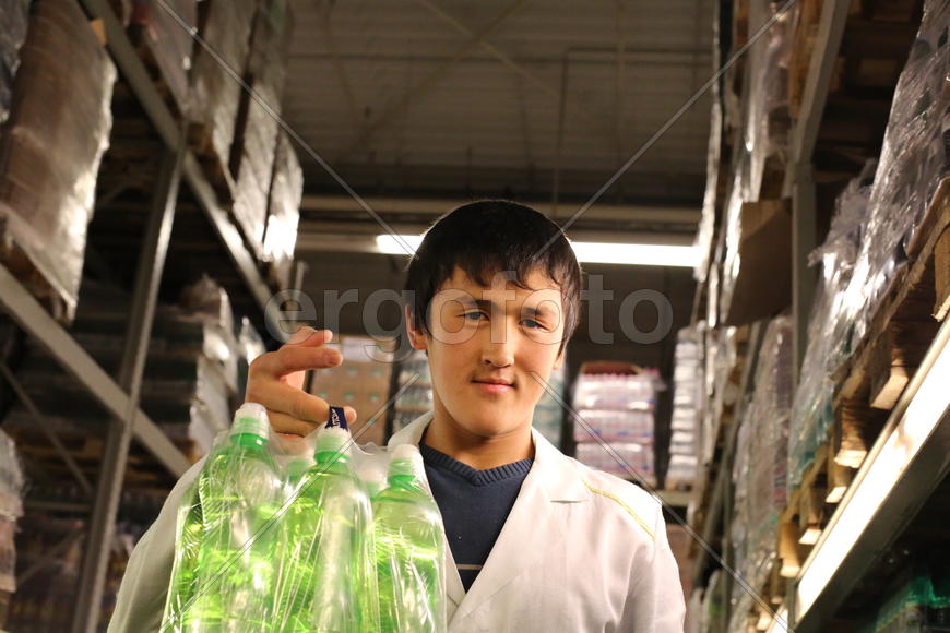 Сотрудник магазина "МЕТРО" трудится