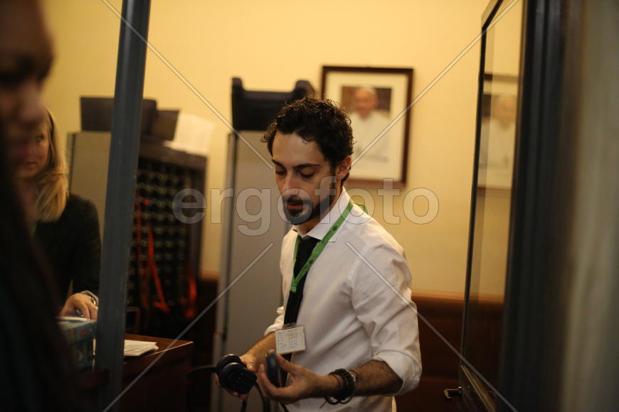 Он работал артистично