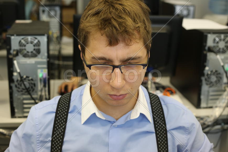 Сотрудник ТРК "Мир" за компьютером