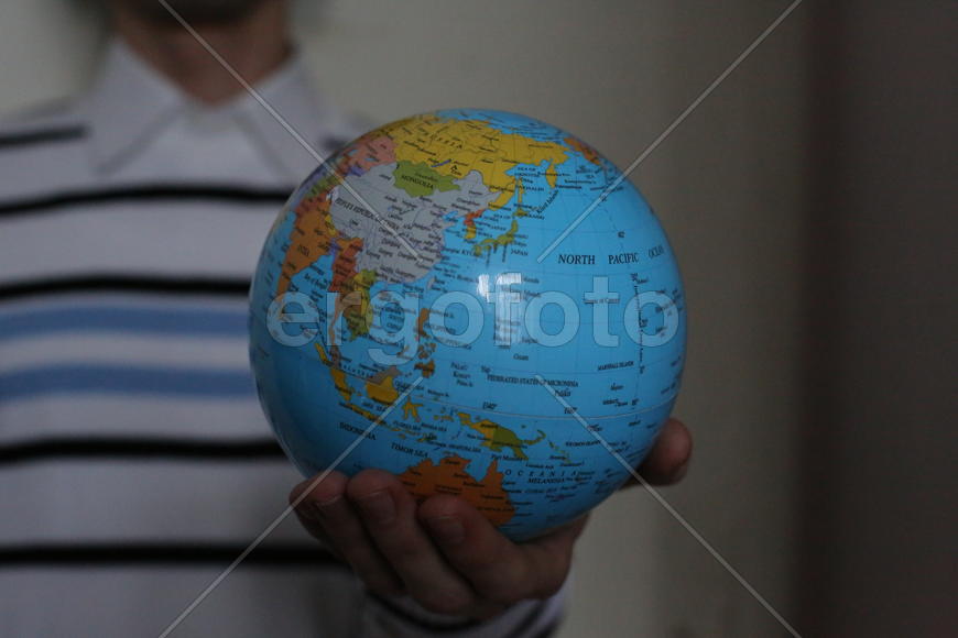 Земной шар на ладони