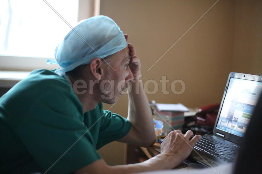 Доктор Алшибая за компьютером