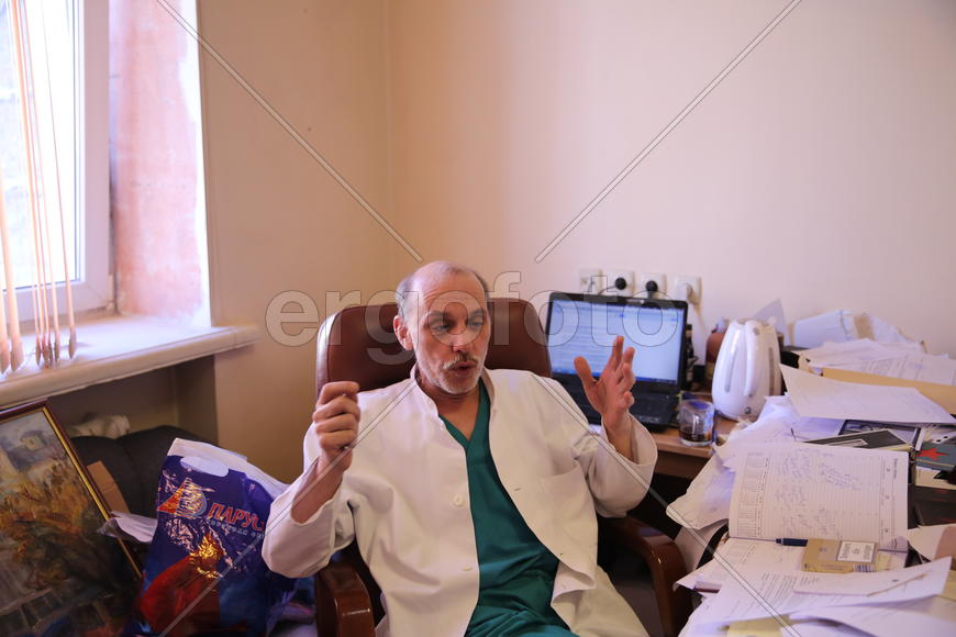 Алшибая в рабочем кабинете