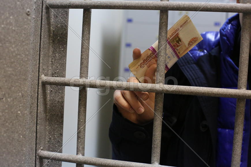 Человек за решёткой и деньги