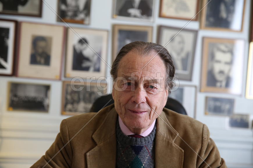 Он сближает народы