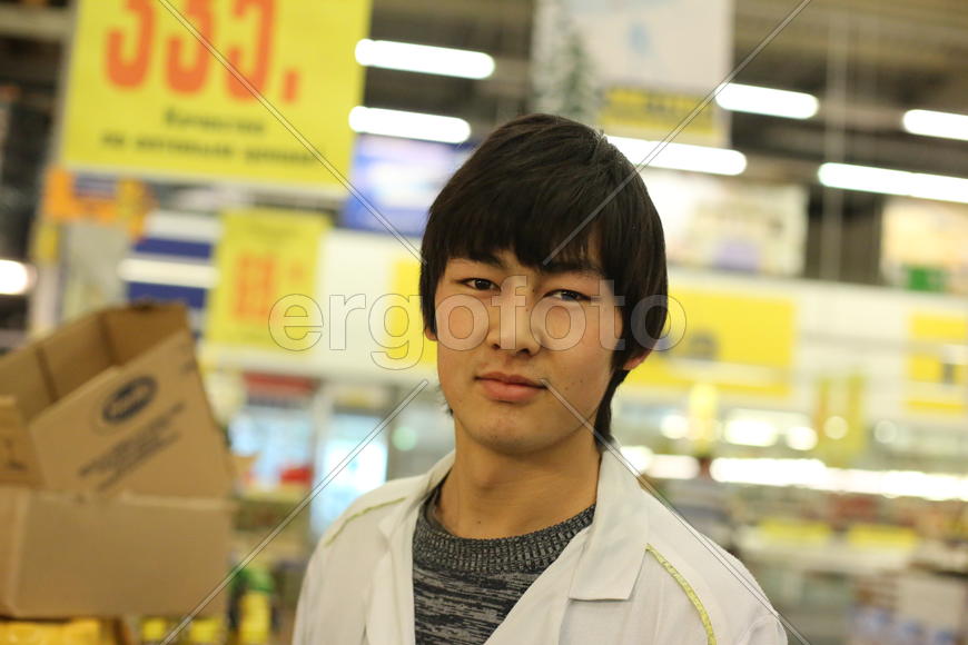 Солист в магазине "МЕТРО"