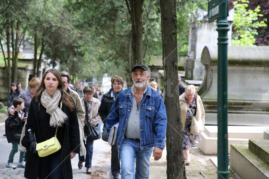 Экскурсовод в джинсовом костюме.