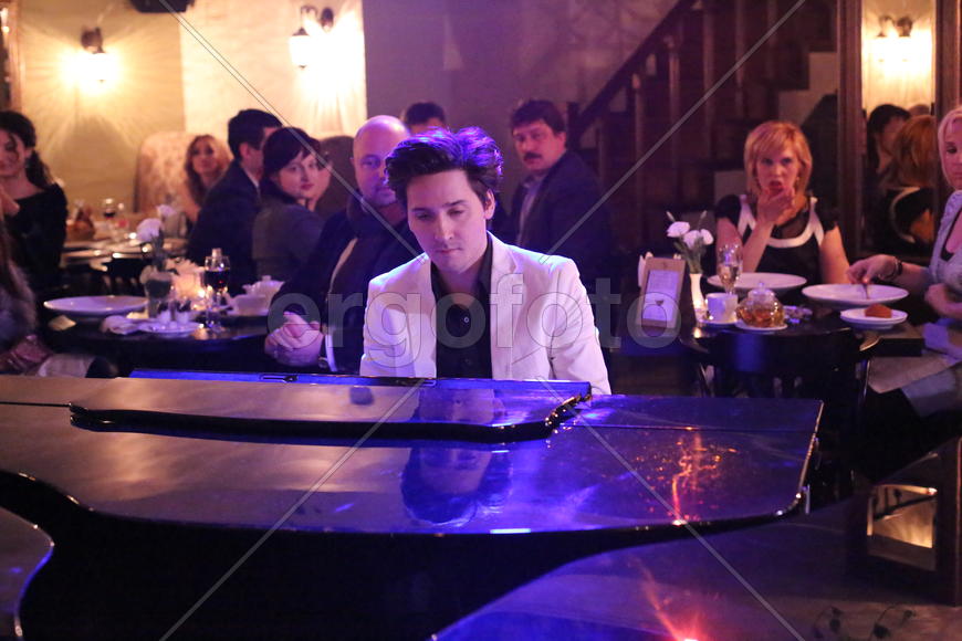 Играет Алексей Рыбальчик