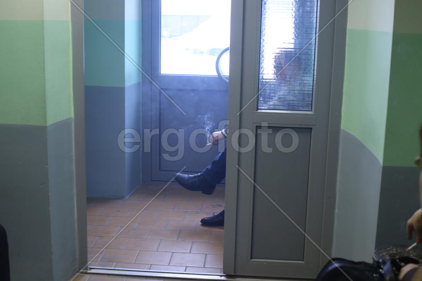 Жив курилка