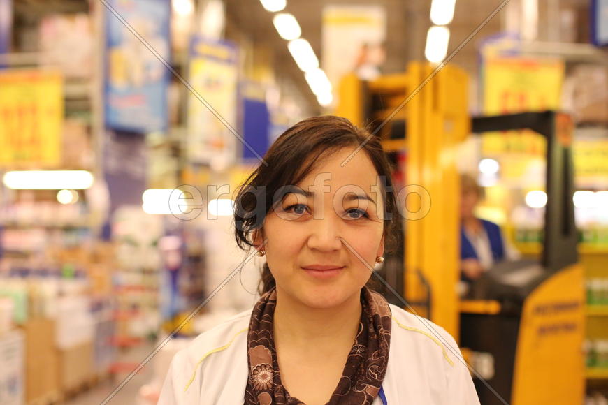 Сотрудница магазина Метро