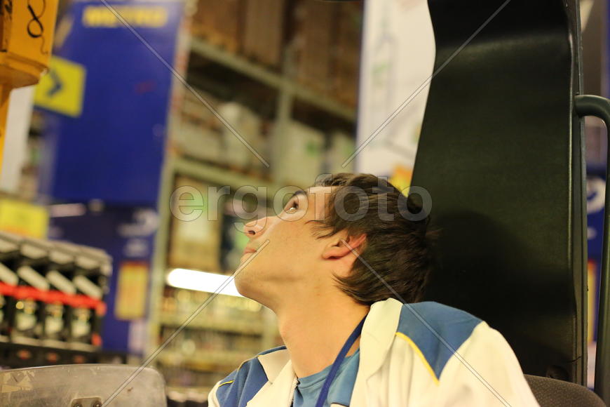 Сотрудник магазина Метро