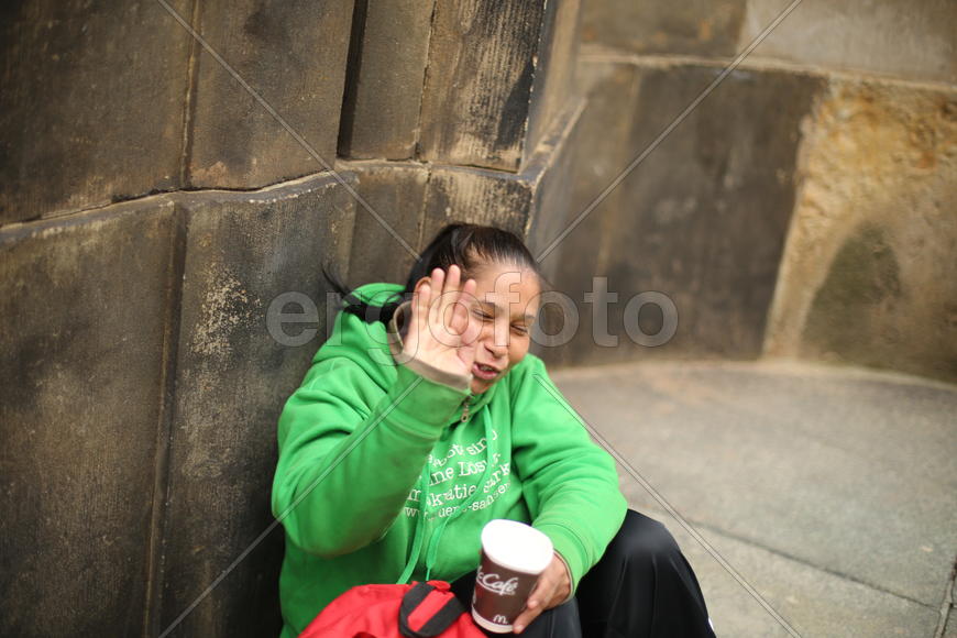 Женщина в зеленой куртке