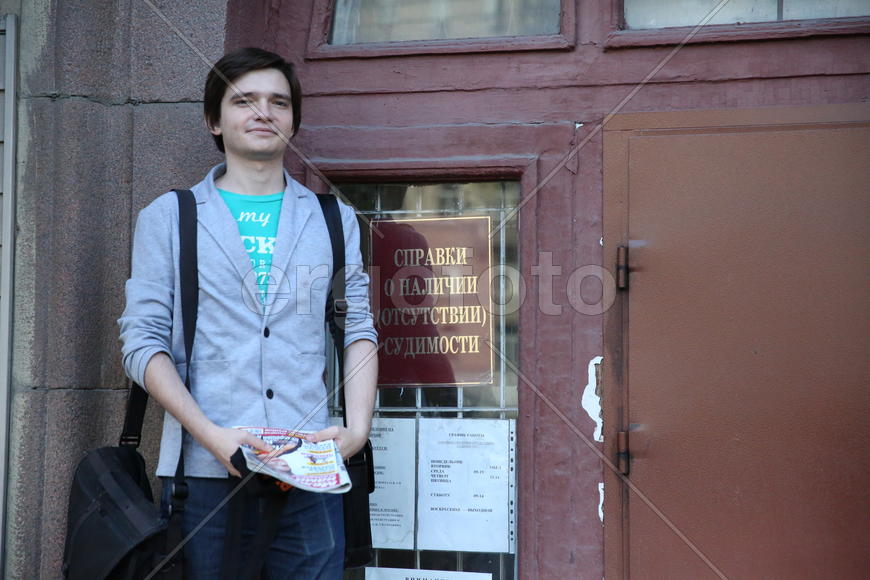 Человек получает справку о судимости