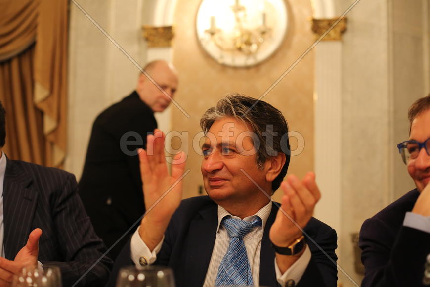 Гагик Закарян аплодирует