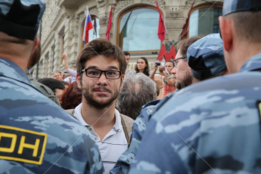 Митинг, парень, омон