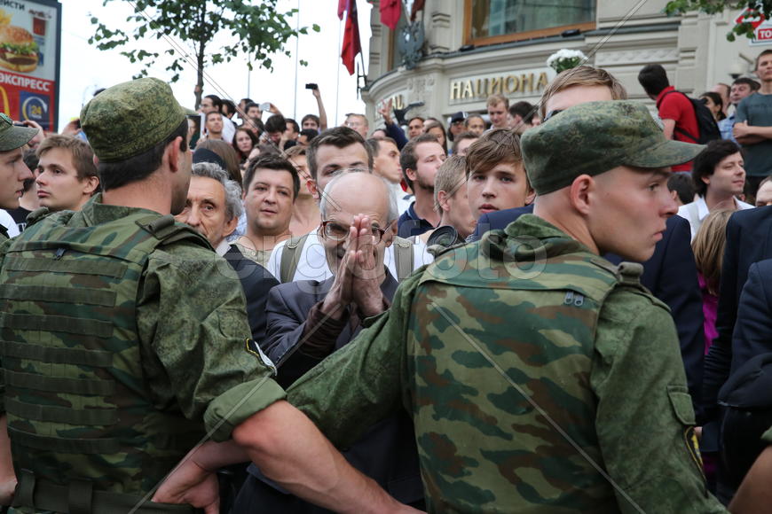 Старик на митинге, оцепление, толпа
