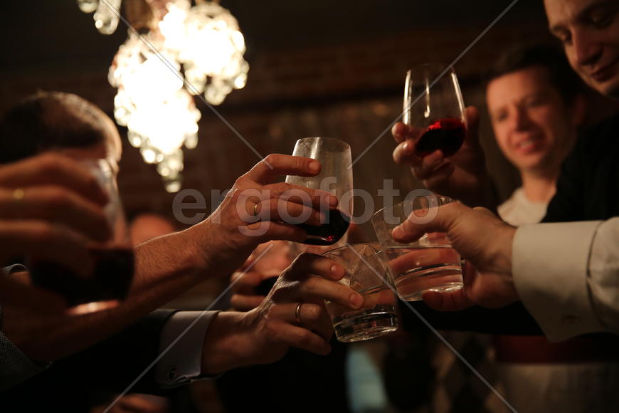 Выпьем! Бокалы, наполненные вином