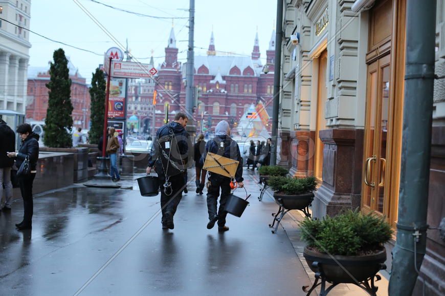 Мойщики окон после работы