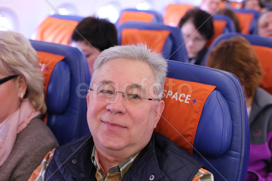 Пассажиры в салоне самолета